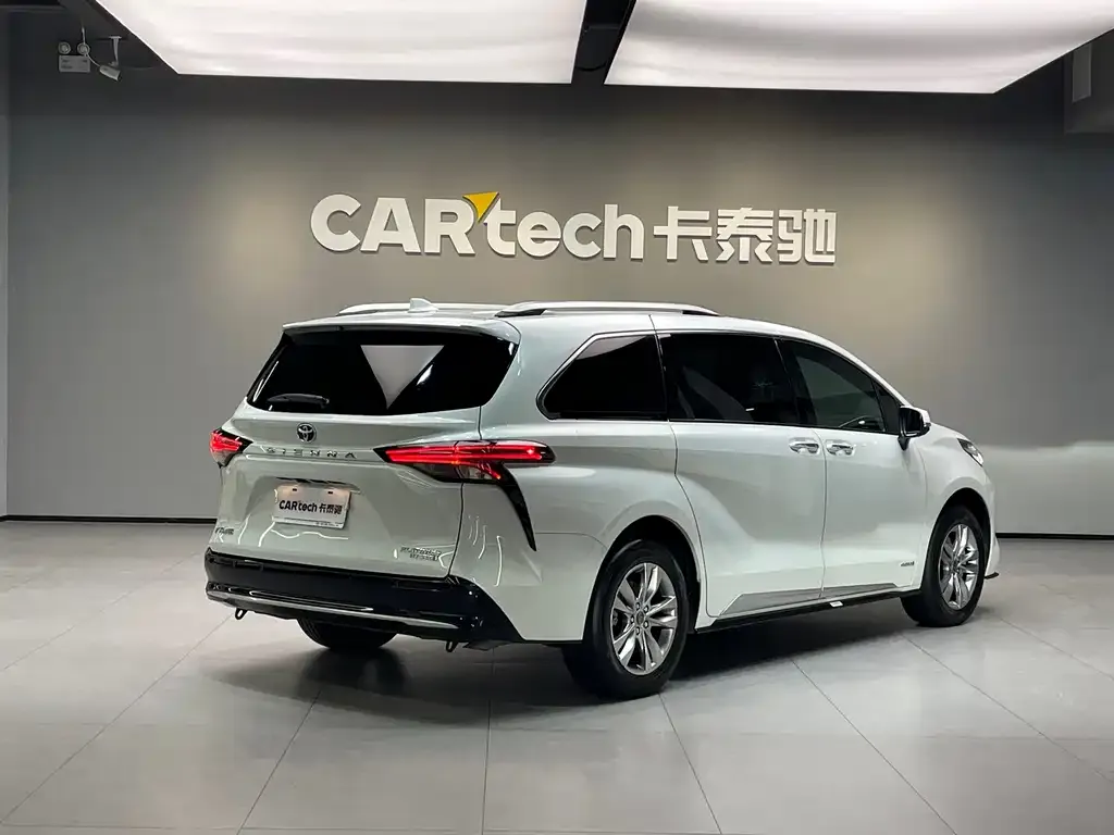 Toyota Sienna — фото 10