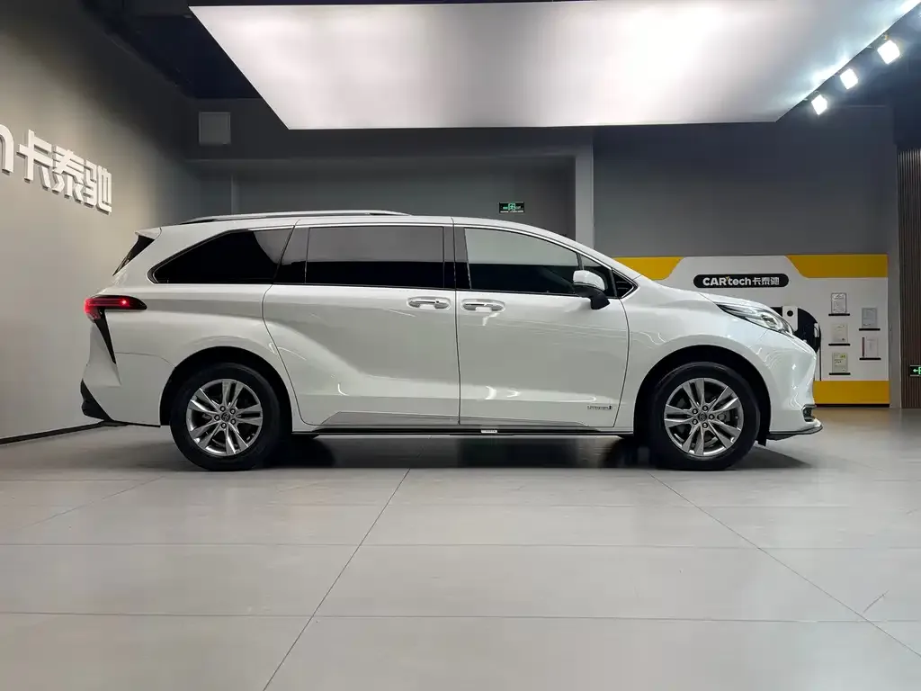 Toyota Sienna — фото 3
