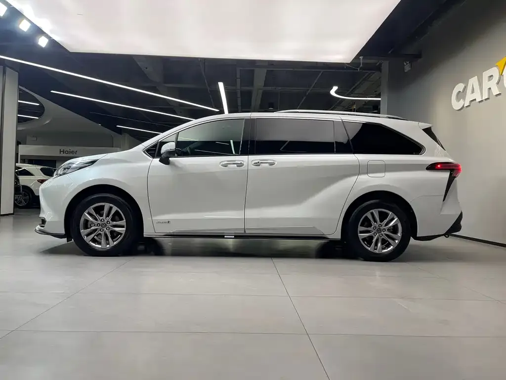 Toyota Sienna — фото 2