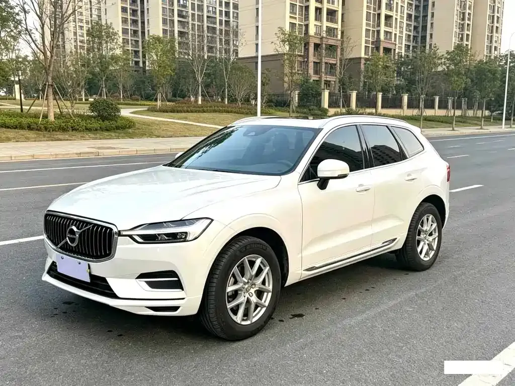 Volvo XC60 — фото 1