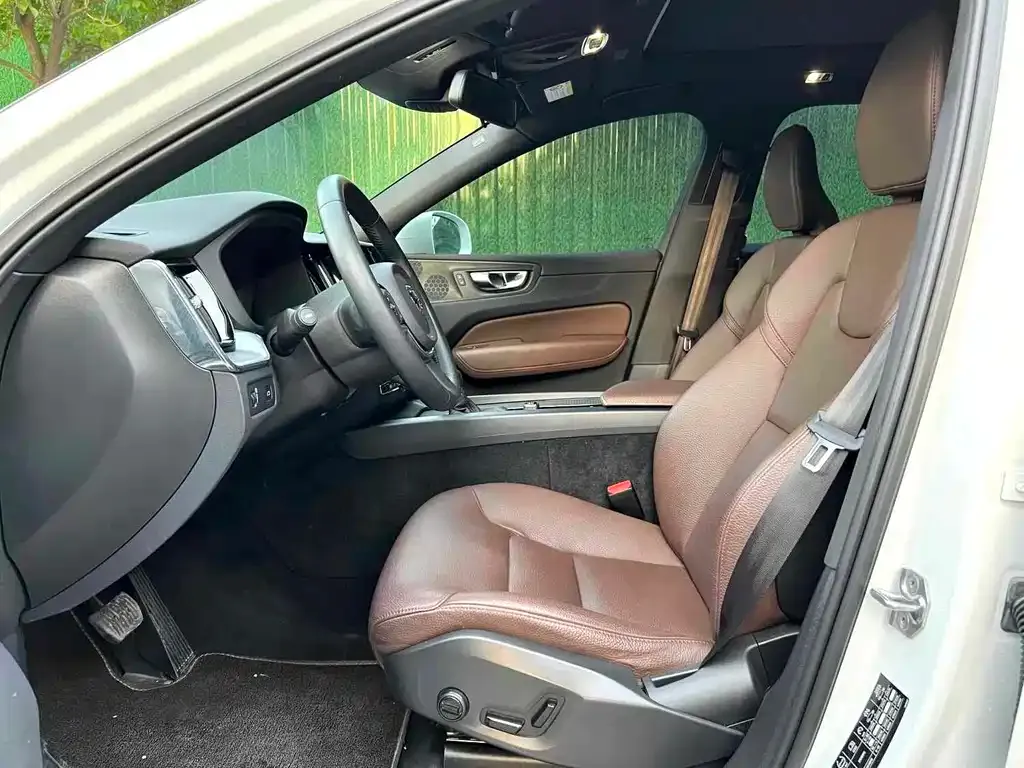 Volvo XC60 — фото 2