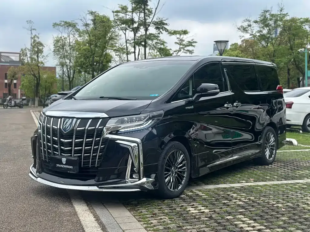 Toyota Vellfire — фото 1