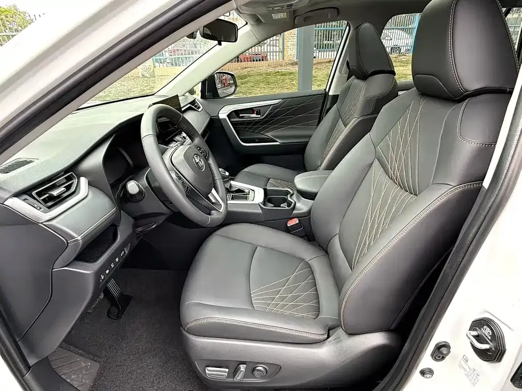 Toyota RAV4 — фото 6