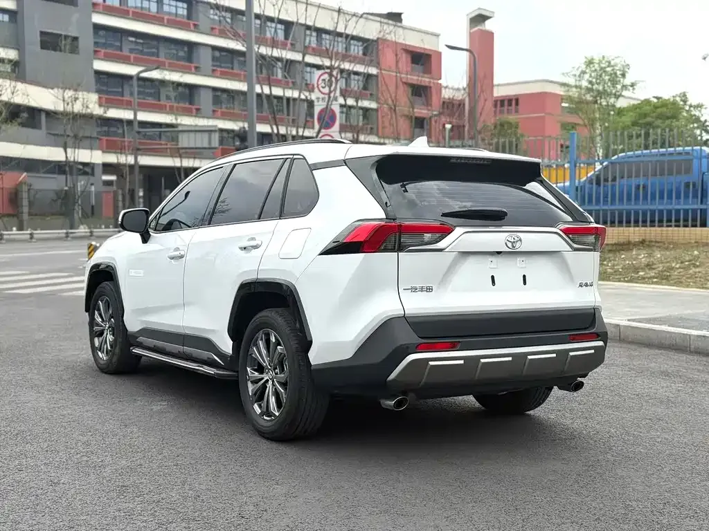 Toyota RAV4 — фото 7