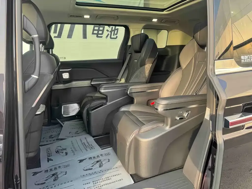 Hongqi HQ9 PHEV 2024 из CN, фото 2