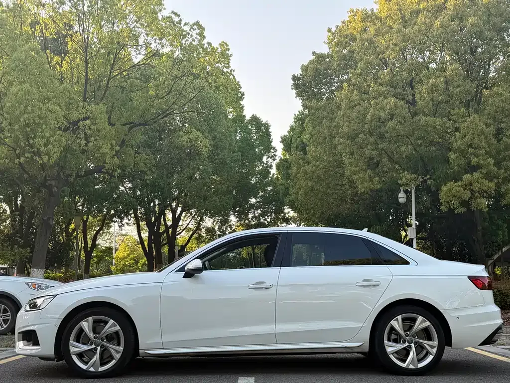 Audi A4L 2021 из CN, фото 9