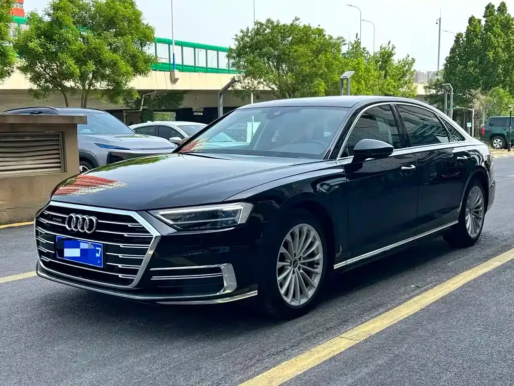 Audi A8 — фото 1