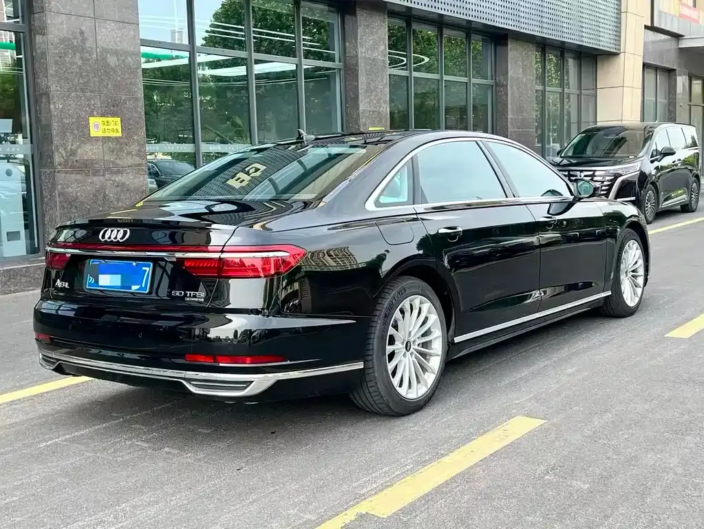 Audi A8 — фото 5