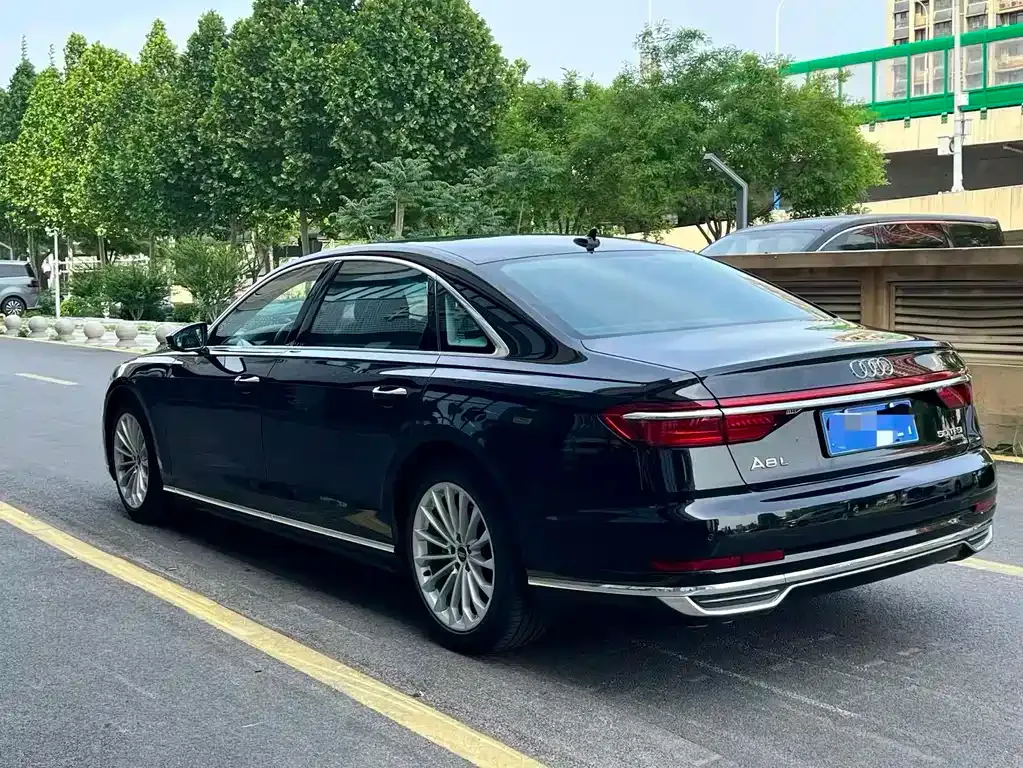 Audi A8 — фото 7