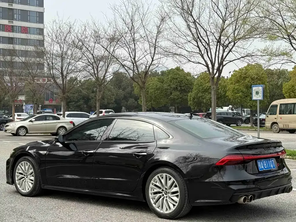 Audi A7L — фото 9