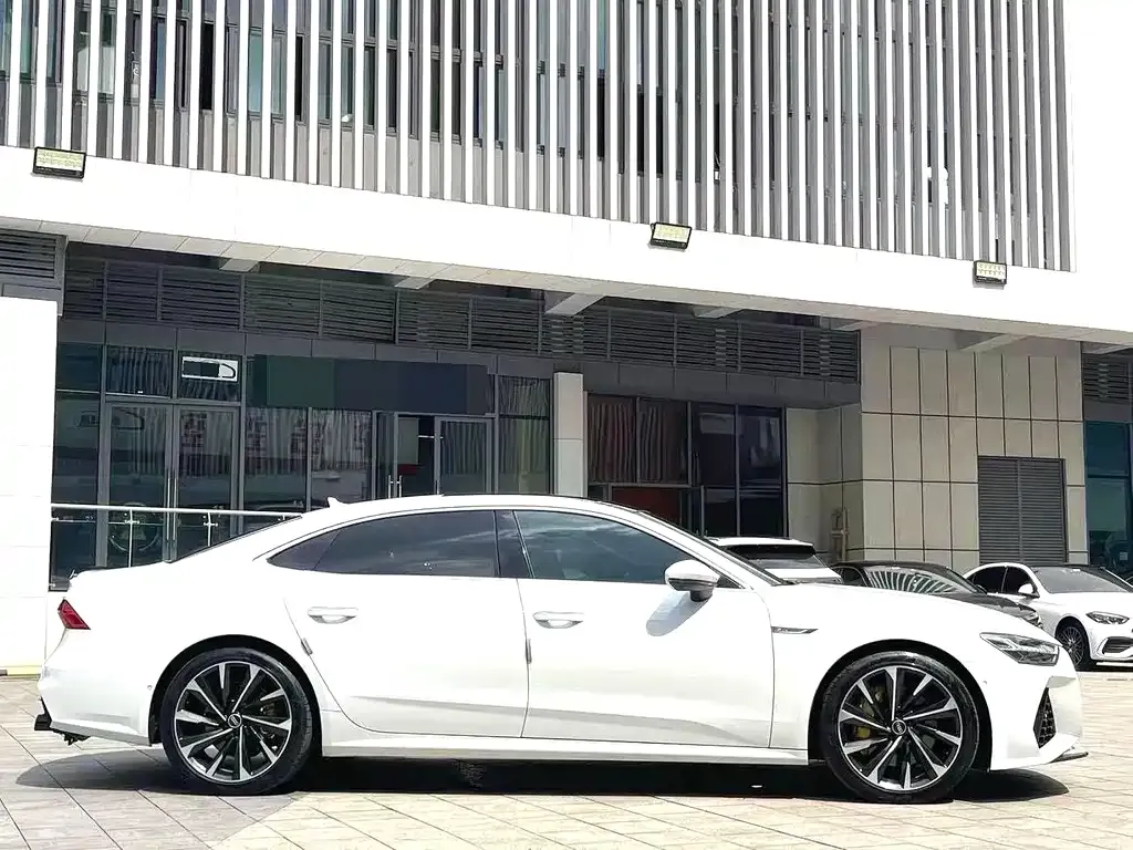 Audi A7L — фото 9