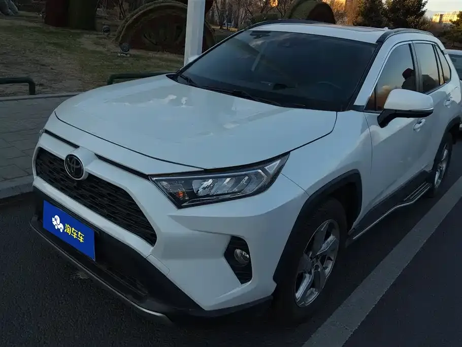 Toyota RAV4 — фото 1