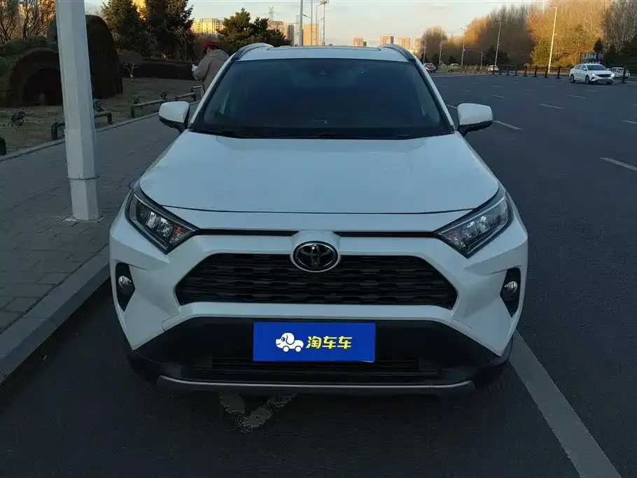 Toyota RAV4 — фото 10