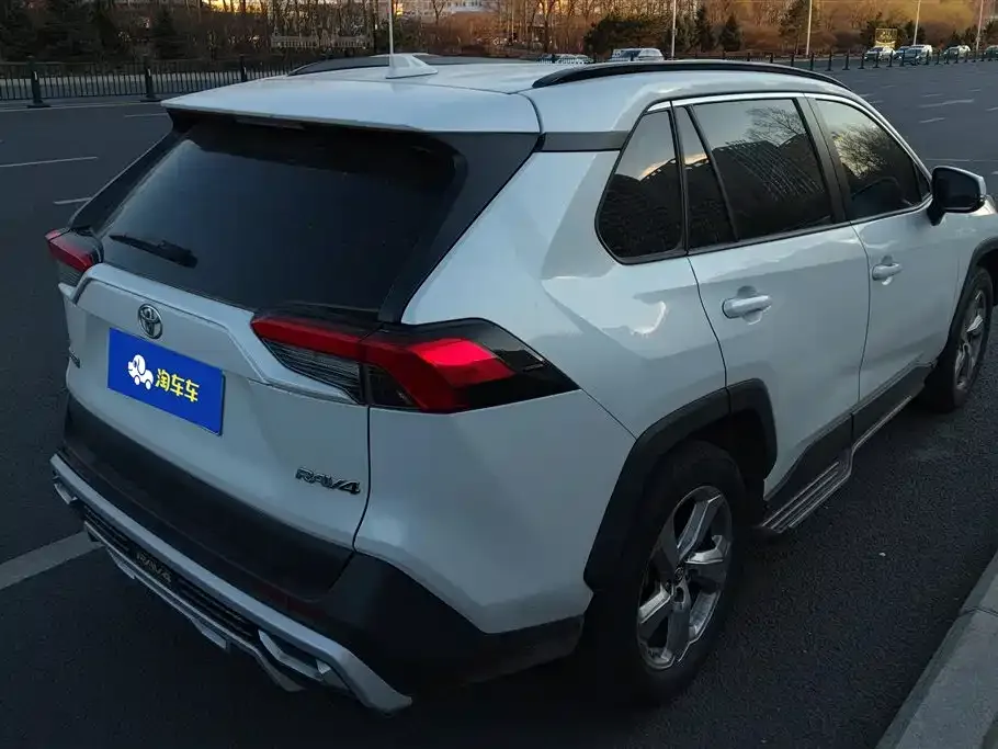 Toyota RAV4 — фото 4