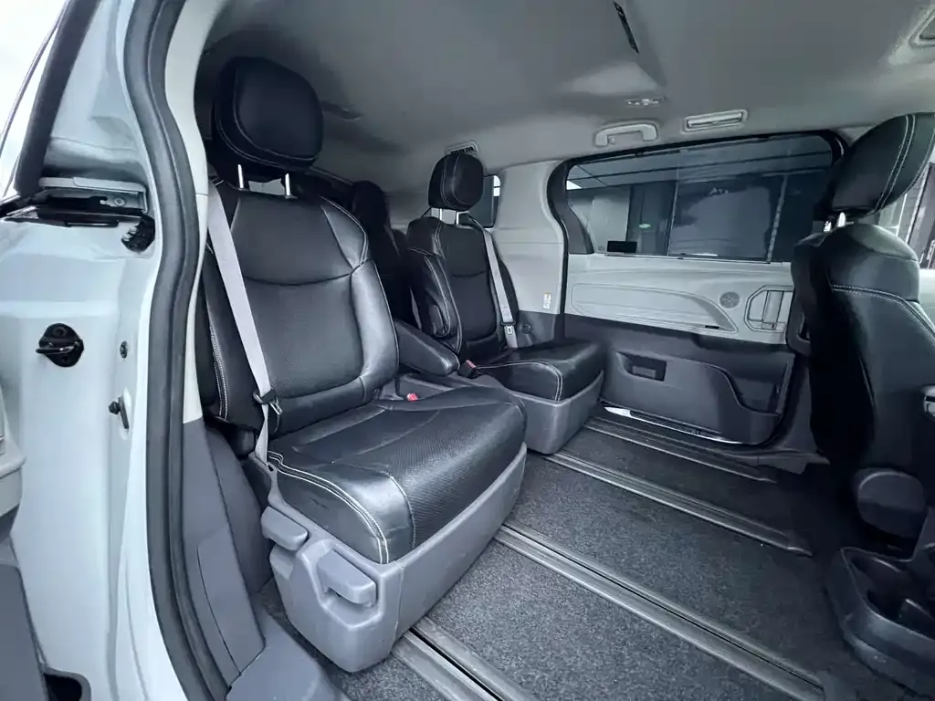 Toyota Sienna 2023 из CN, фото 5