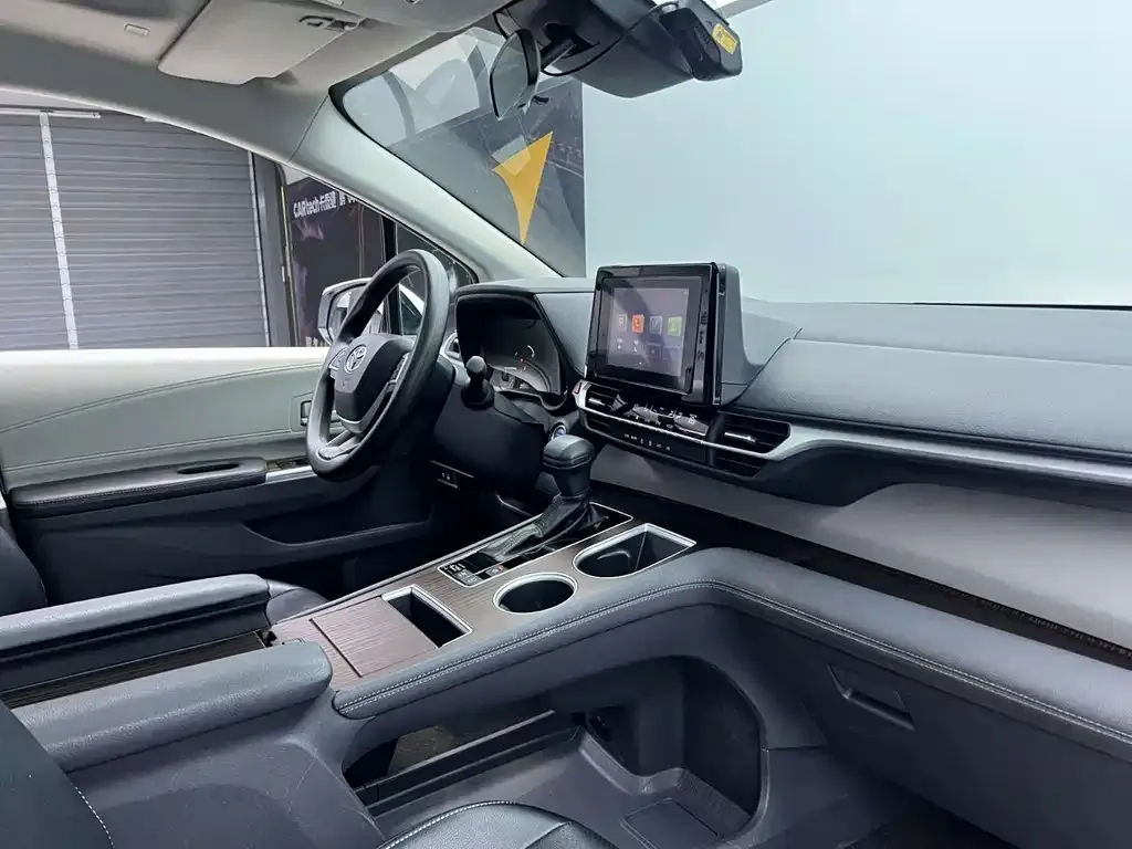 Toyota Sienna 2023 из CN, фото 4
