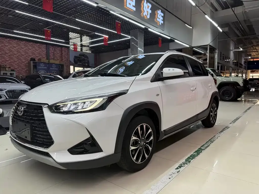 Toyota Yaris L — фото 1