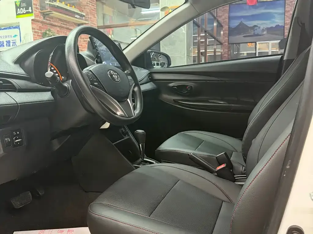 Toyota Yaris L — фото 4