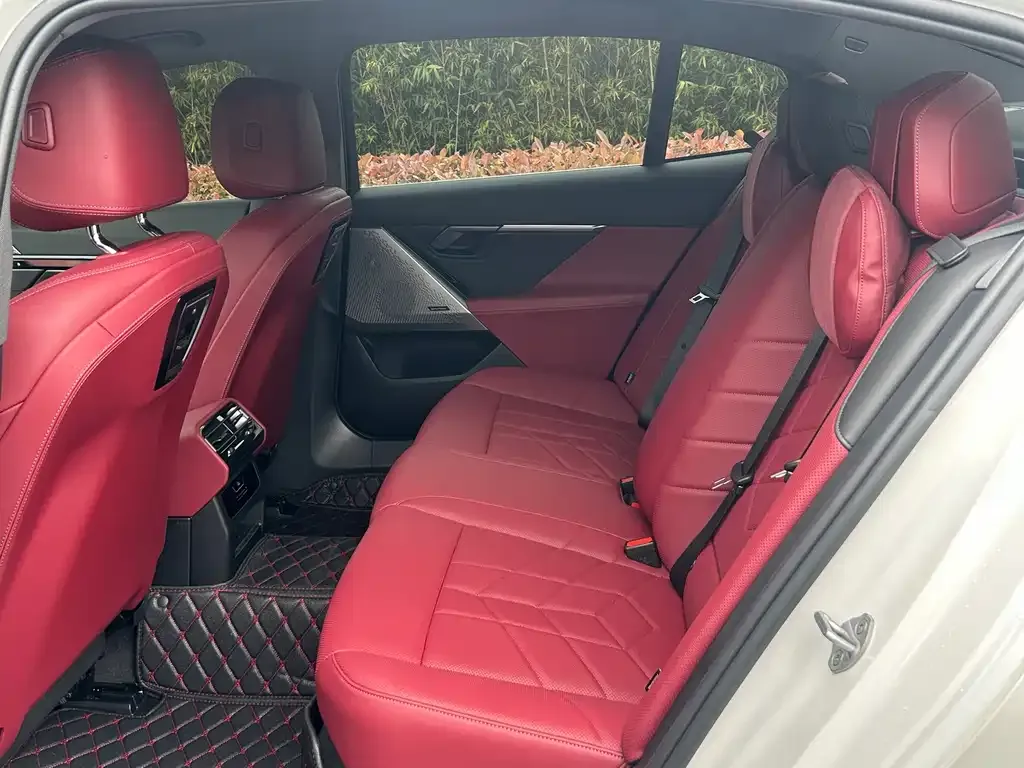 BMW 5 Series 2025 из CN, фото 5