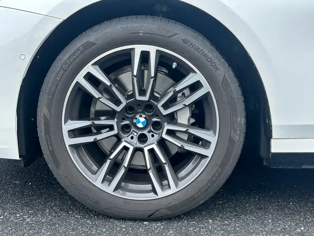 BMW 5 Series 2025 из CN, фото 3