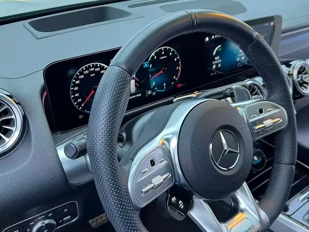 Mercedes-Benz GLB AMG — фото 10