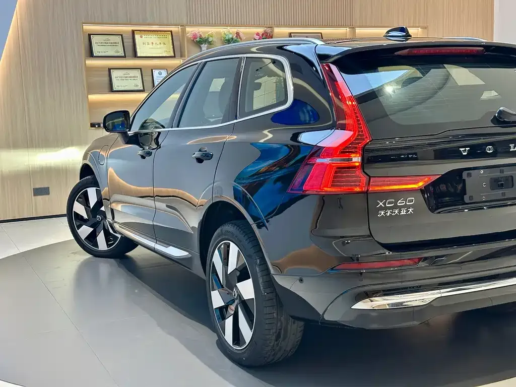 Volvo XC60 PHEV — фото 5