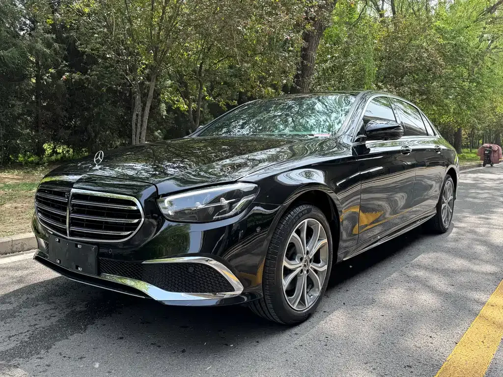 Mercedes-Benz E-Class — фото 1