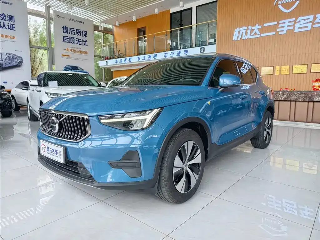 Volvo XC40 — фото 1