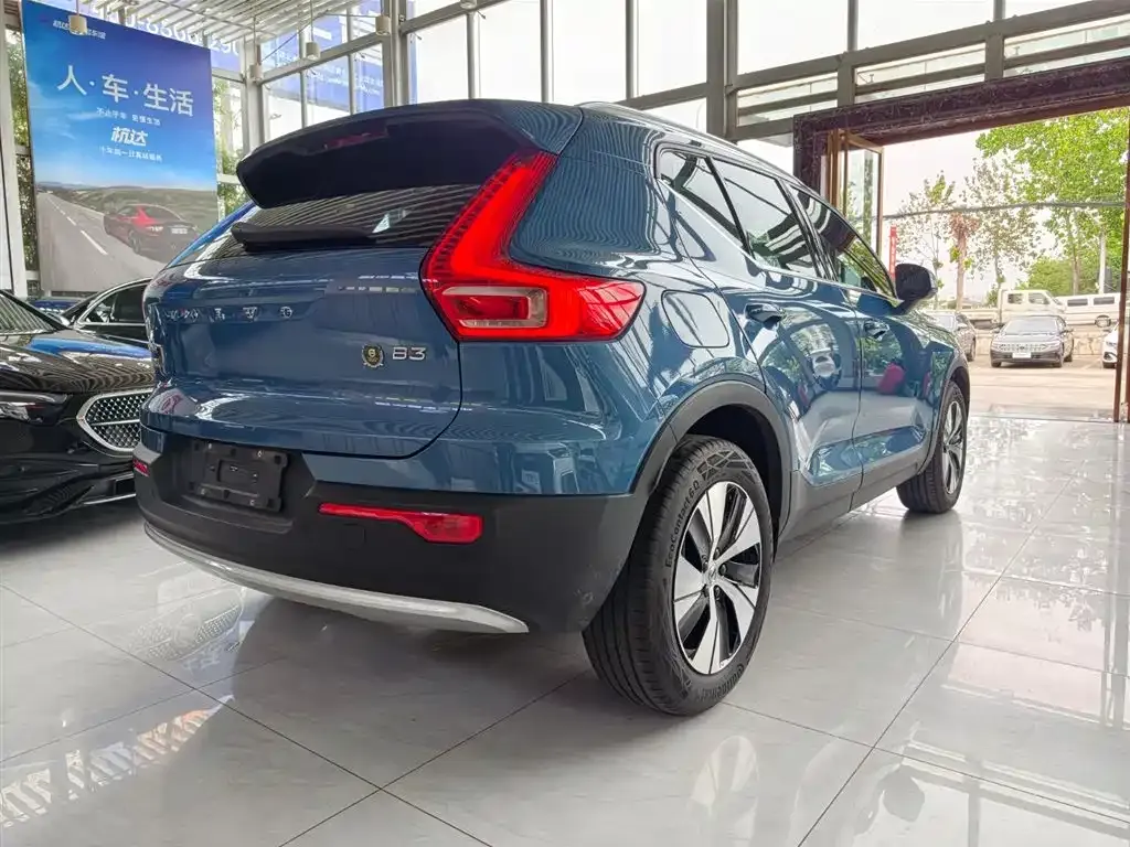 Volvo XC40 — фото 10