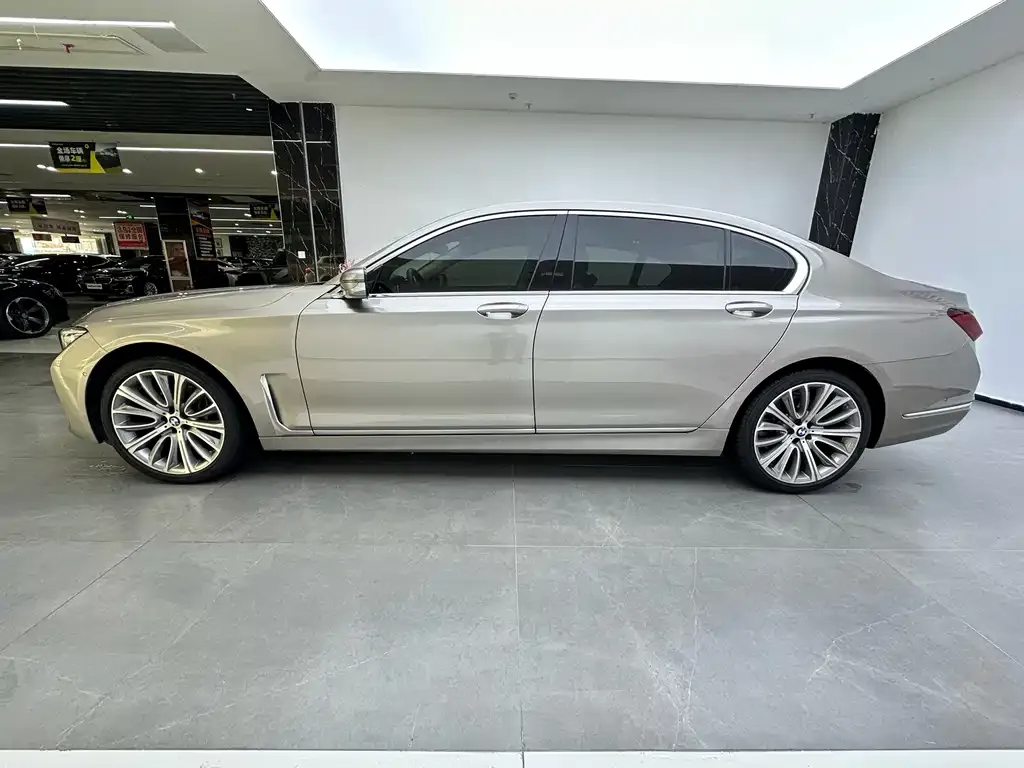 BMW 7 Series — фото 10