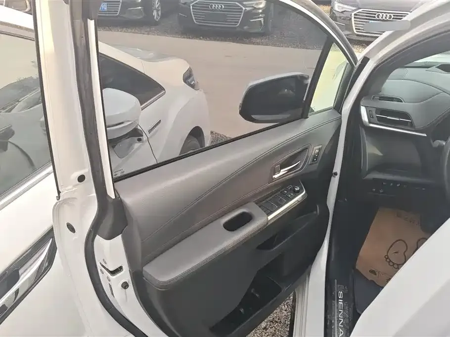 Toyota Sienna — фото 4