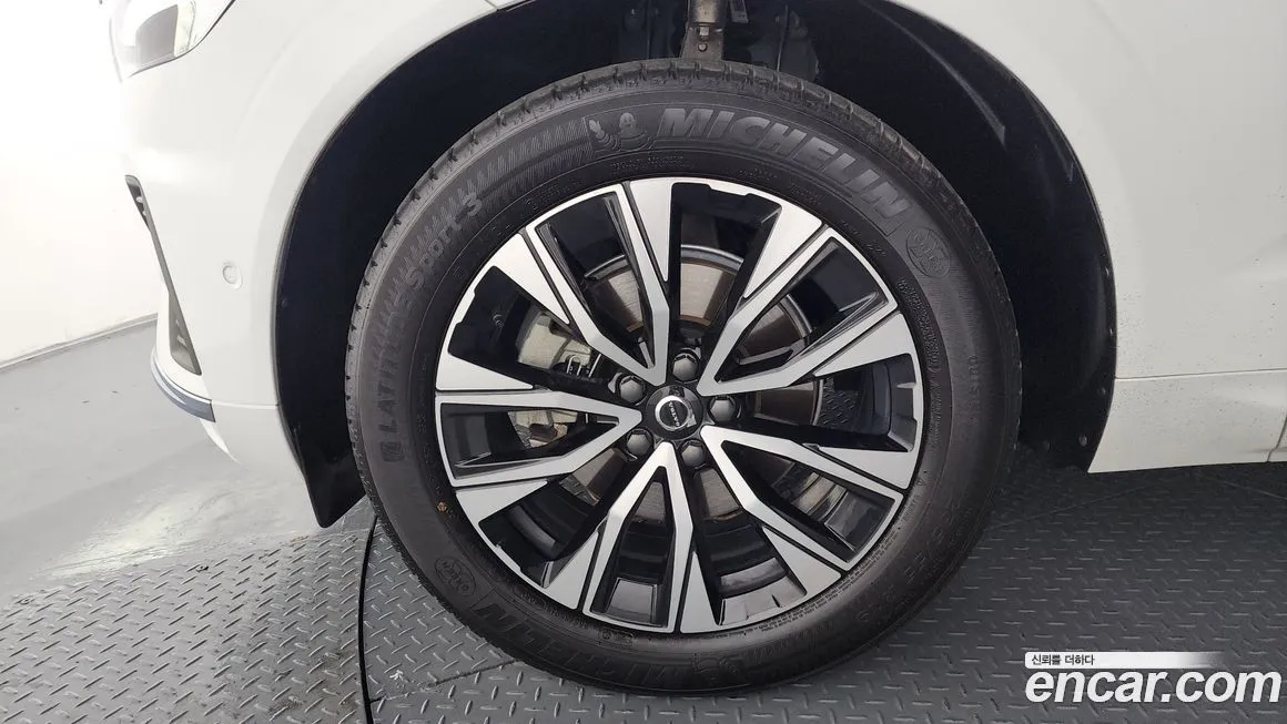 Volvo XC60 — фото 10