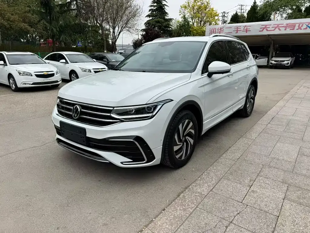 Volkswagen Tiguan L — фото 1