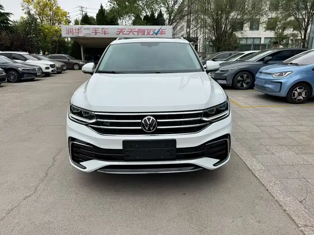 Volkswagen Tiguan L — фото 10