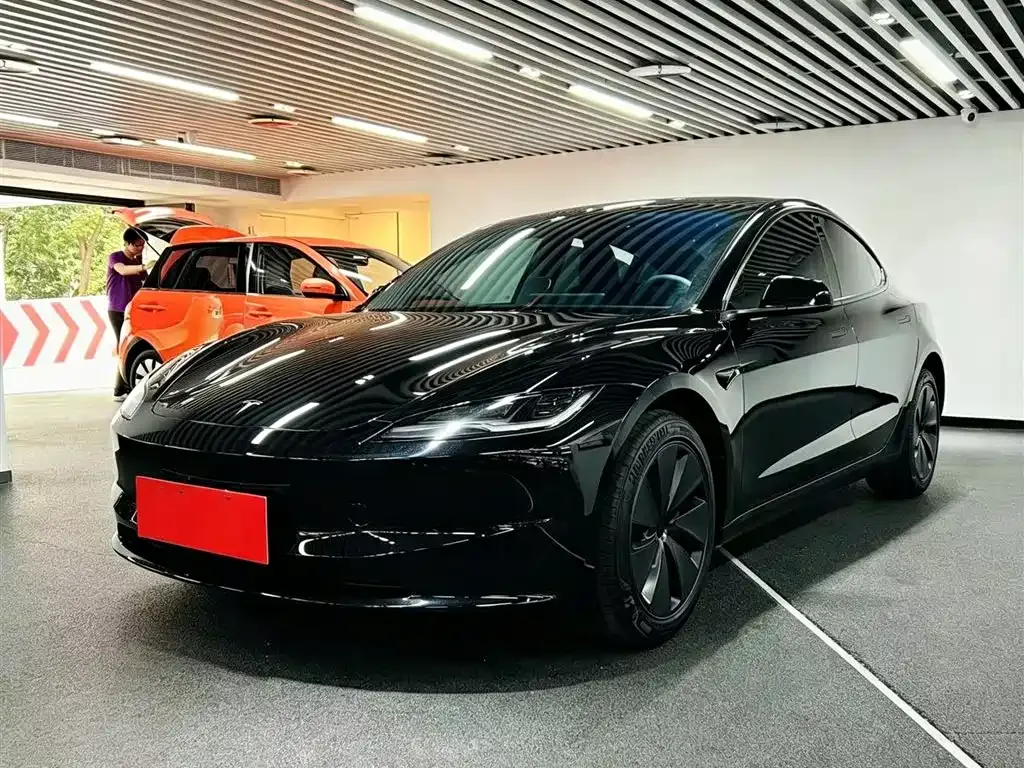 Tesla Model 3 — фото 1
