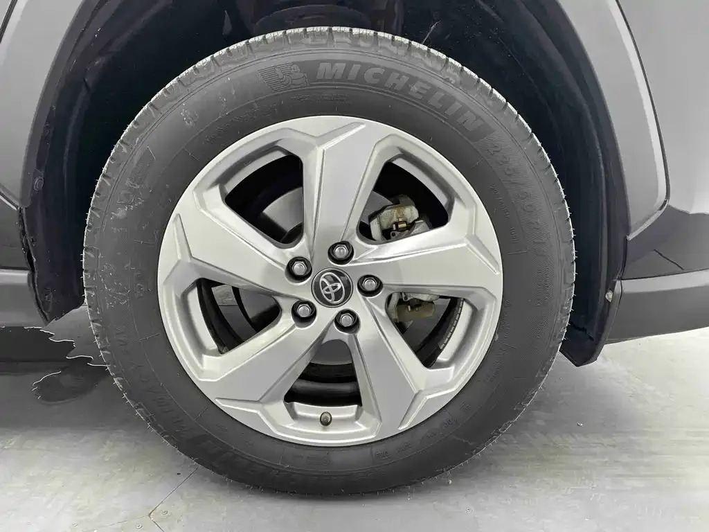 Toyota RAV4 — фото 8