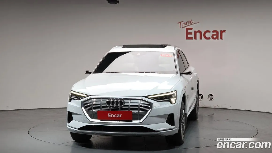 Audi e-tron — фото 4