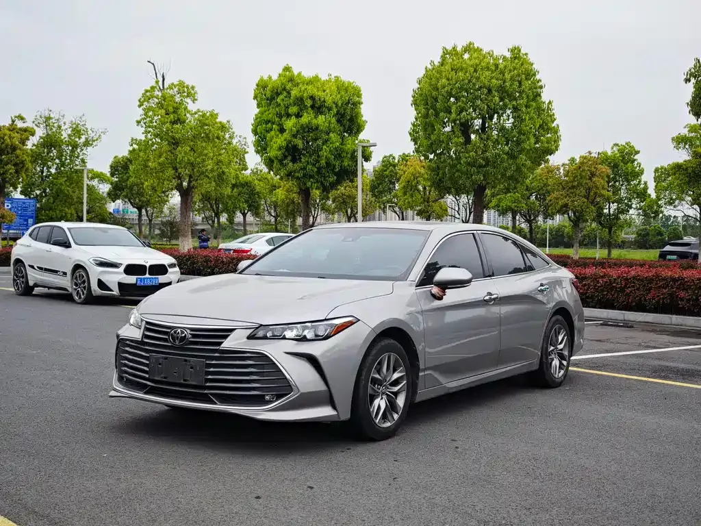 Toyota Avalon — фото 1