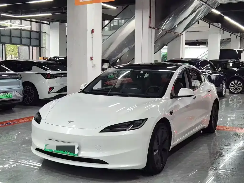 Tesla Model 3 — фото 1