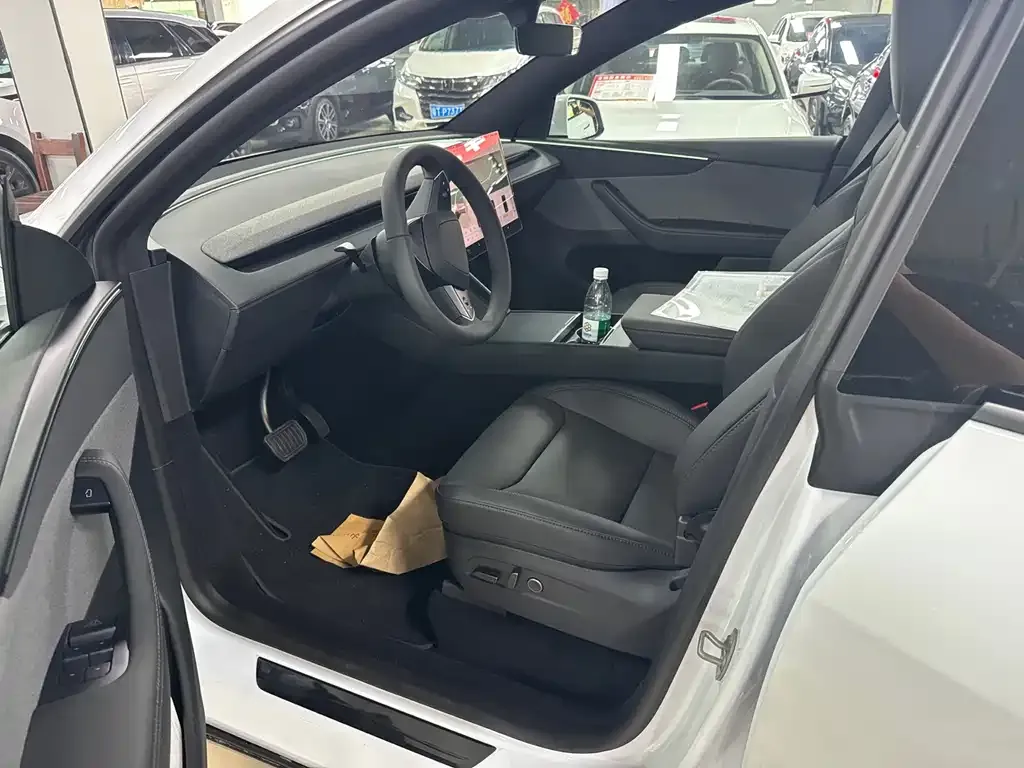Tesla Model Y — фото 3