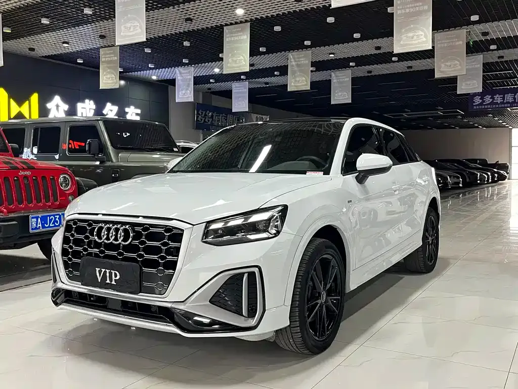 Audi Q2L — фото 1