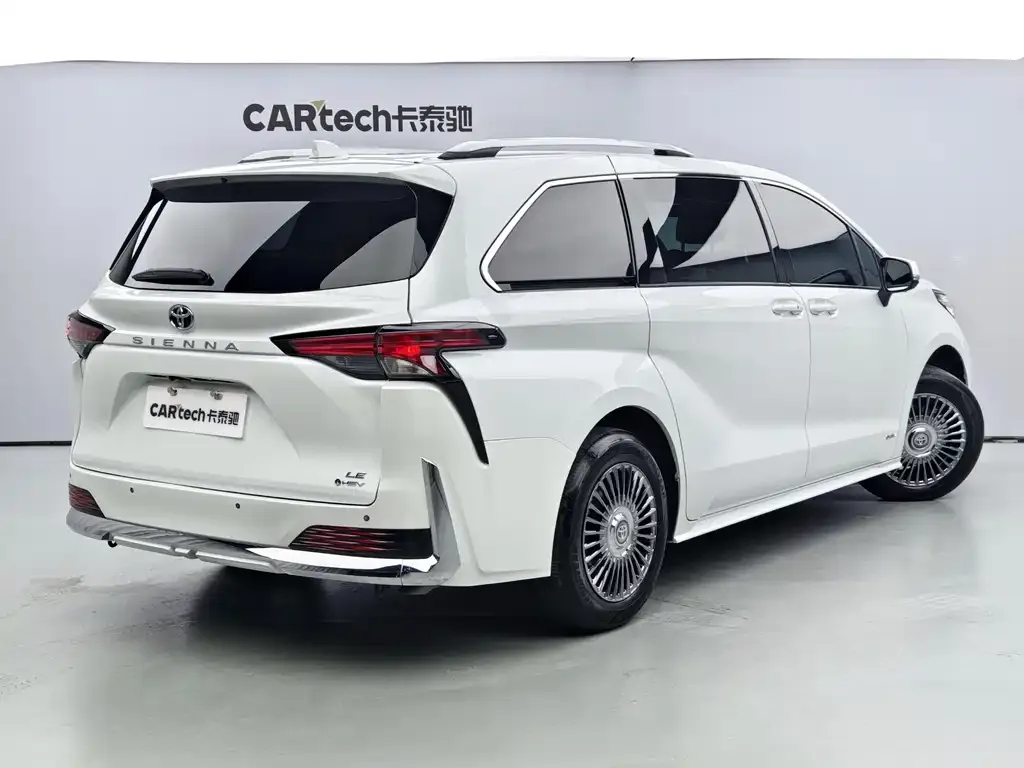 Toyota Sienna — фото 5
