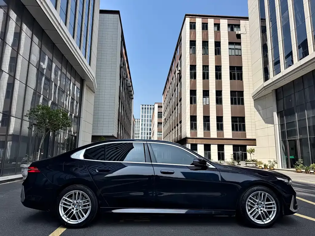 BMW 5 Series — фото 10