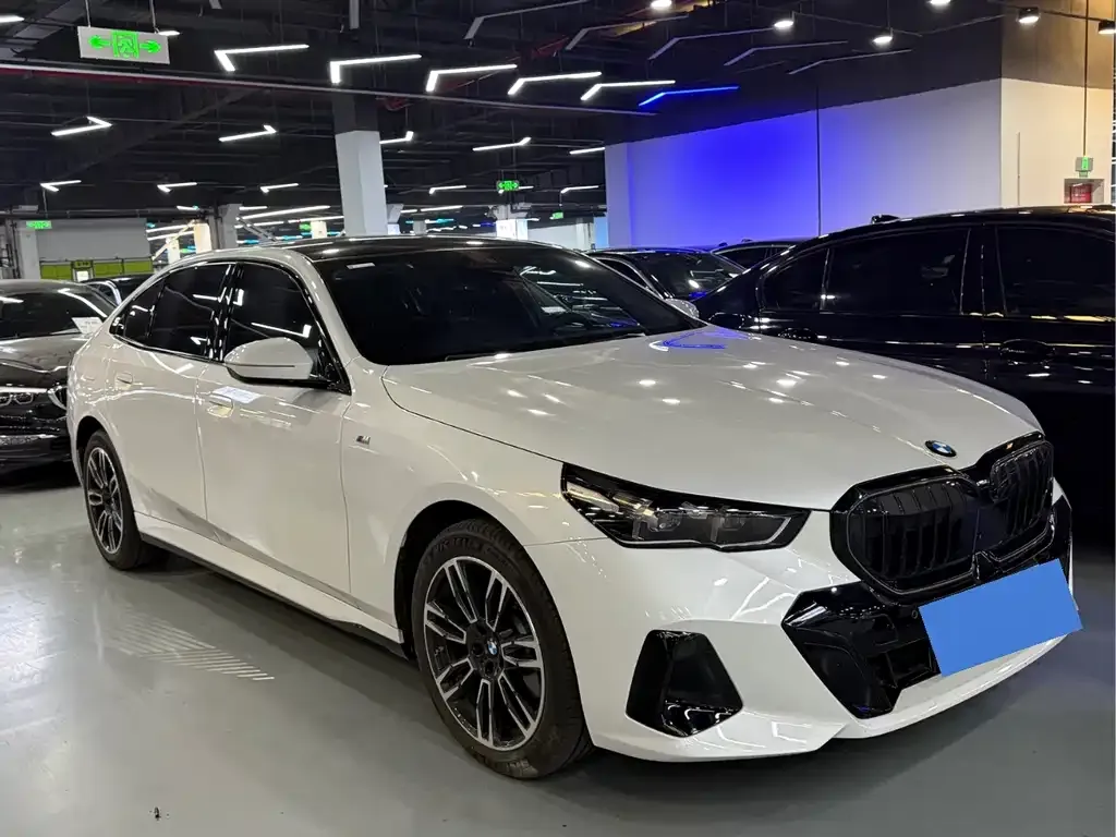 BMW 5 Series — фото 1