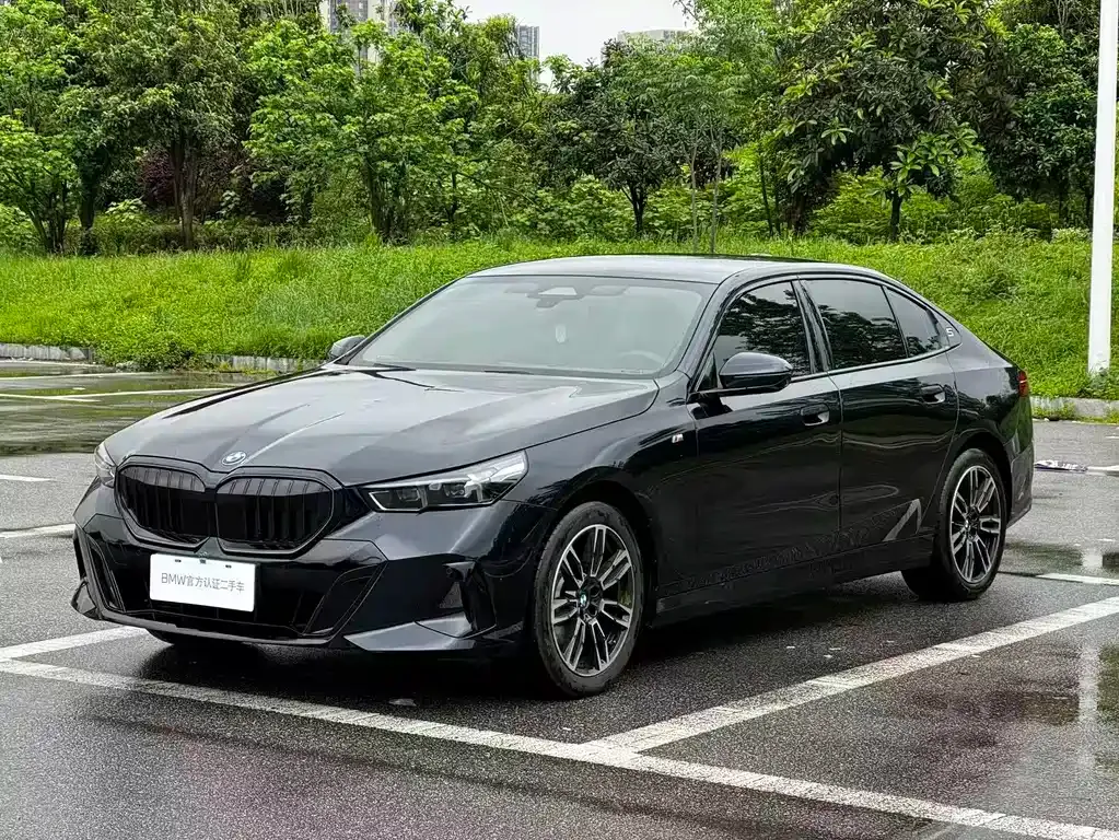 BMW 5 Series — фото 1