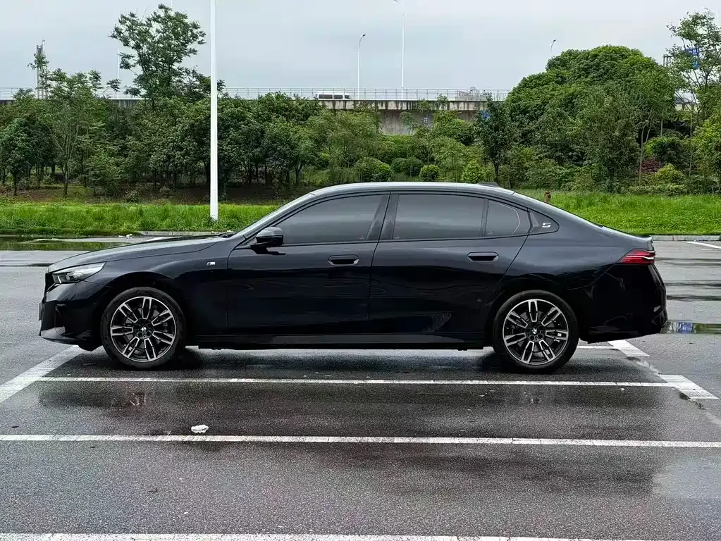 BMW 5 Series — фото 9