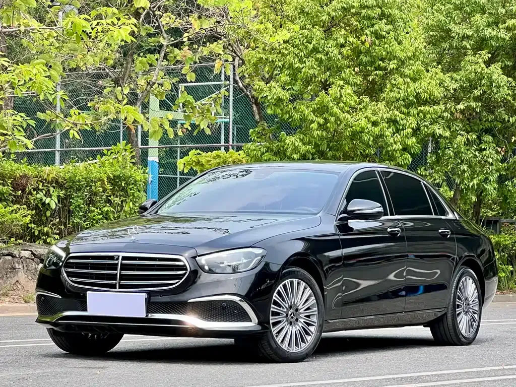Mercedes-Benz E-Class — фото 1