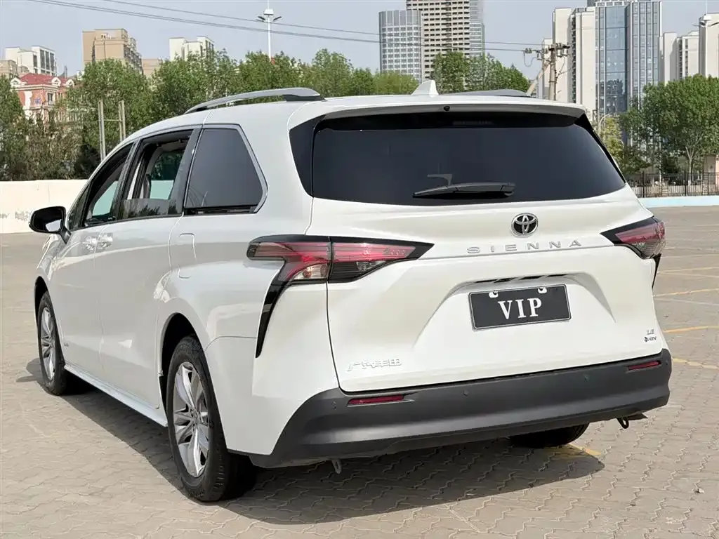 Toyota Sienna — фото 10