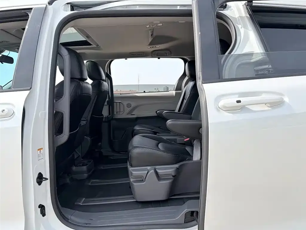 Toyota Sienna — фото 3