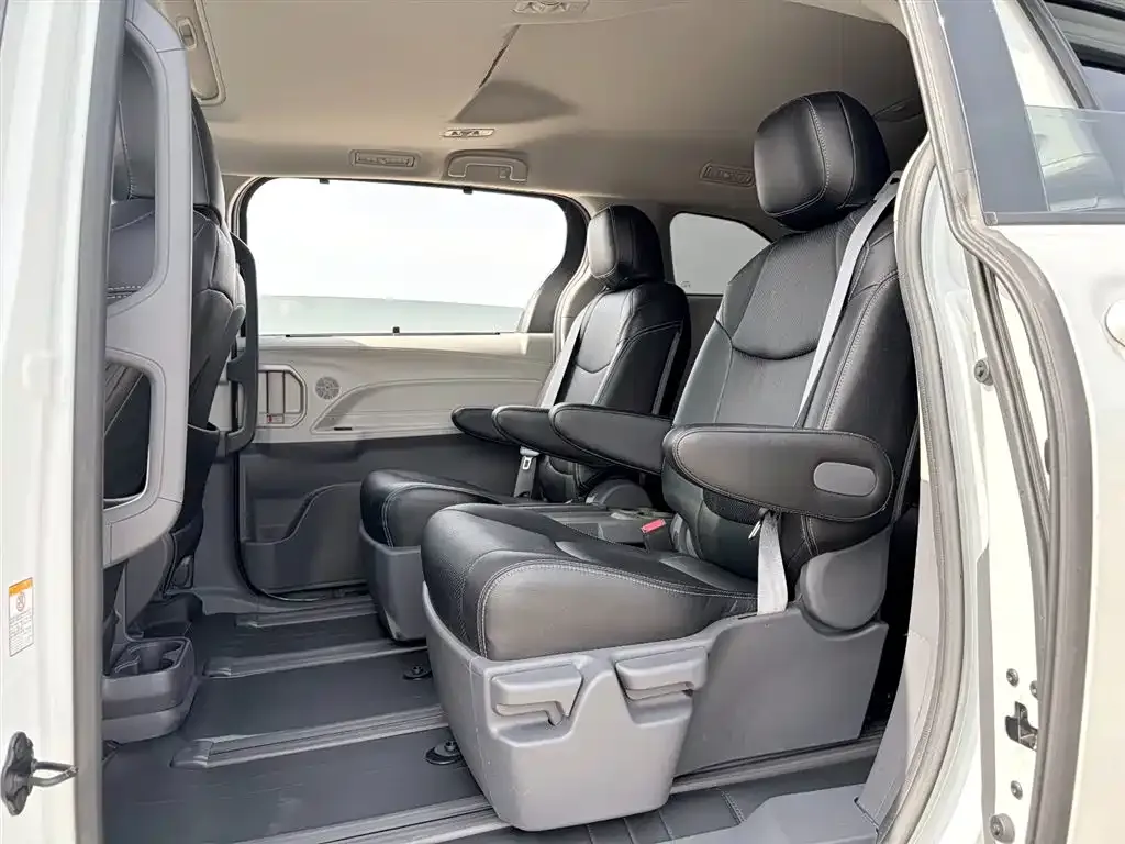 Toyota Sienna — фото 2